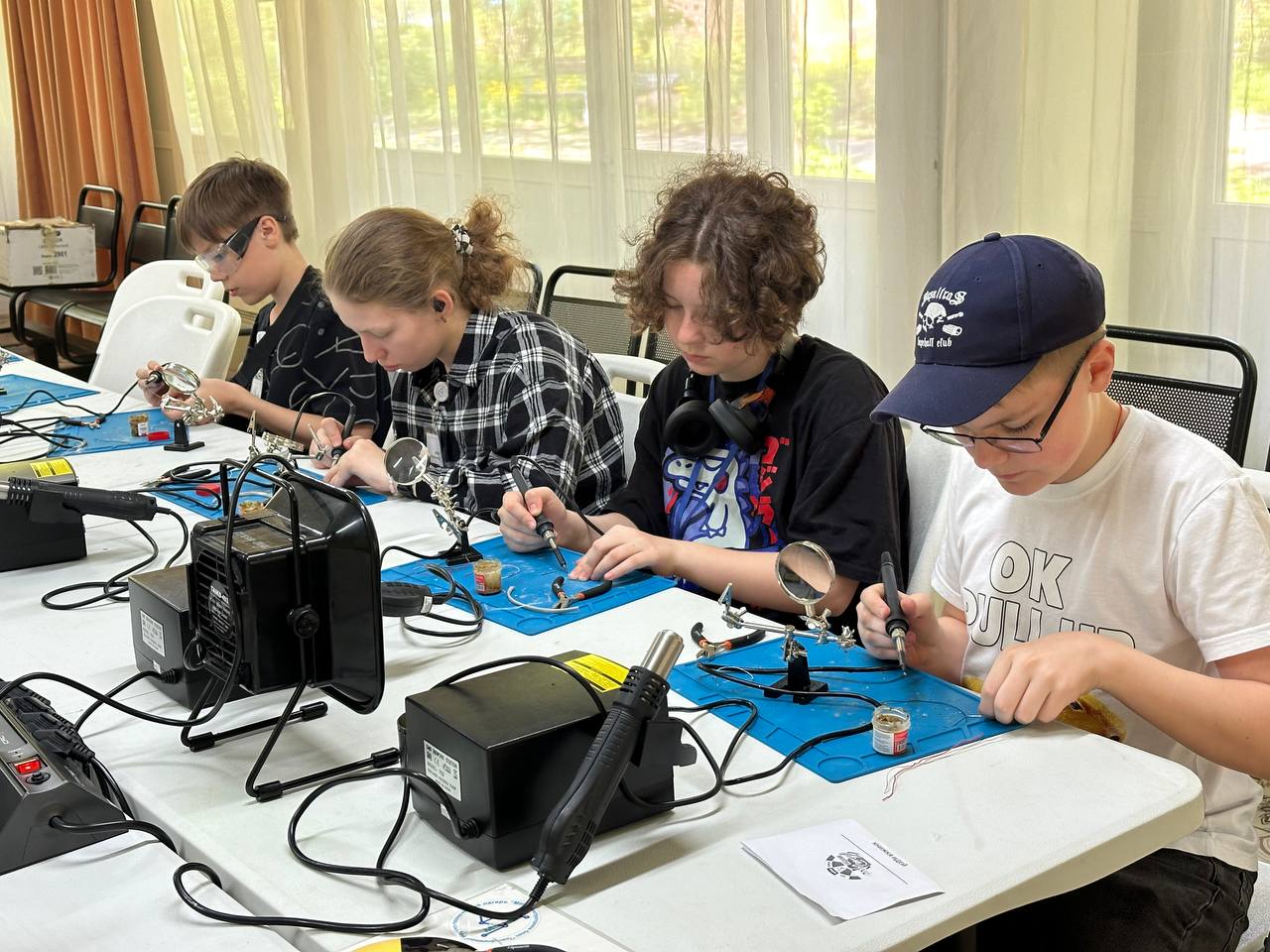 Дети занимаются пайкой и электроникой