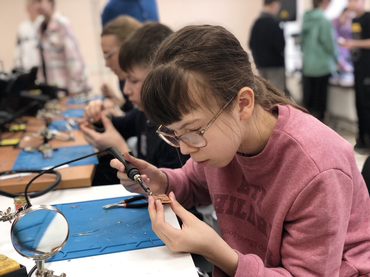 Дети занимаются пайкой и электроникой